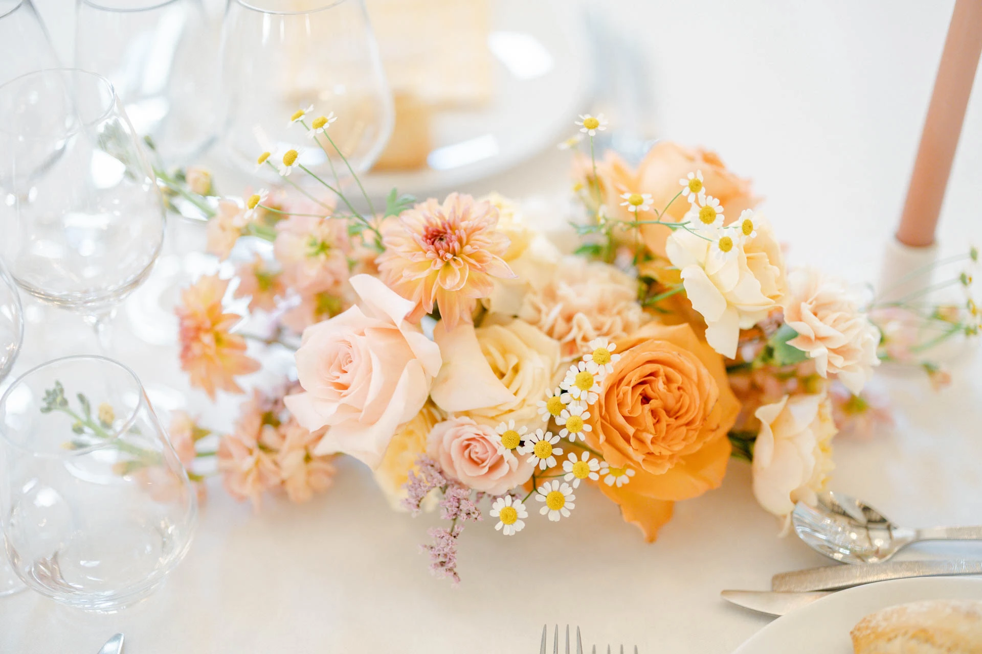 fleur vaisselle pétale composition florale orange